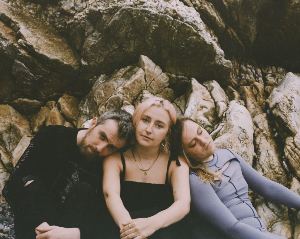 M(h)aol share new single ‘I Miss My Dog’