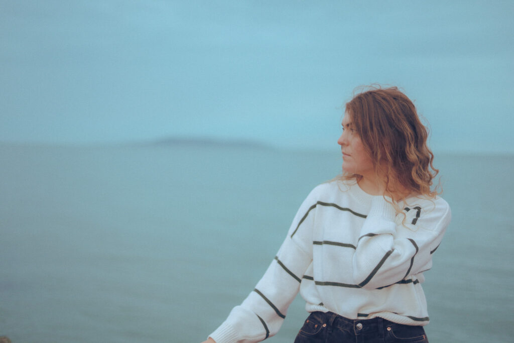 Miranda Faul releases her latest single ‘Holding Me Back’