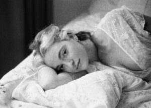 Read more about the article néomí announces new EP alongside tender single ‘It’s Never Easy (Leaving Someone Behind)’