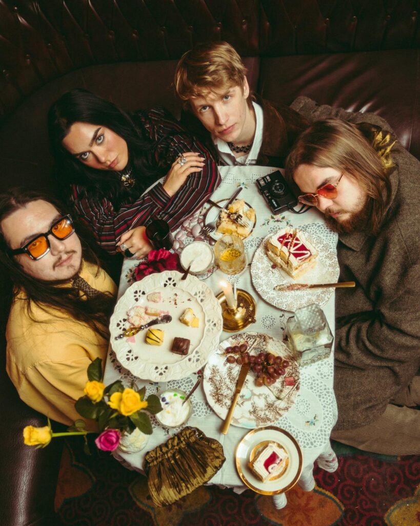 VERA release punchy new single ‘Skinbag’