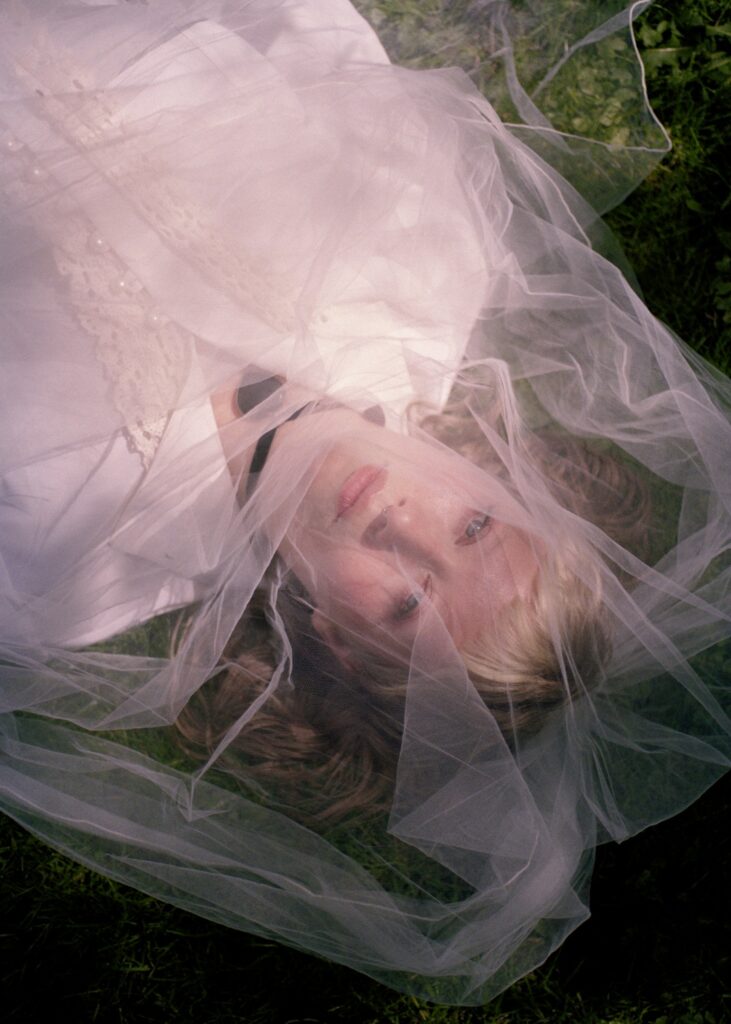 sophie-lou releases powerful debut single ‘I will love you to I die’