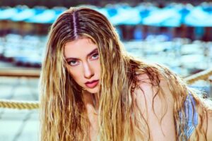 Read more about the article LIZ returns w/ SOPHIE collab on cult pop slassic ‘SUNSCREEN’