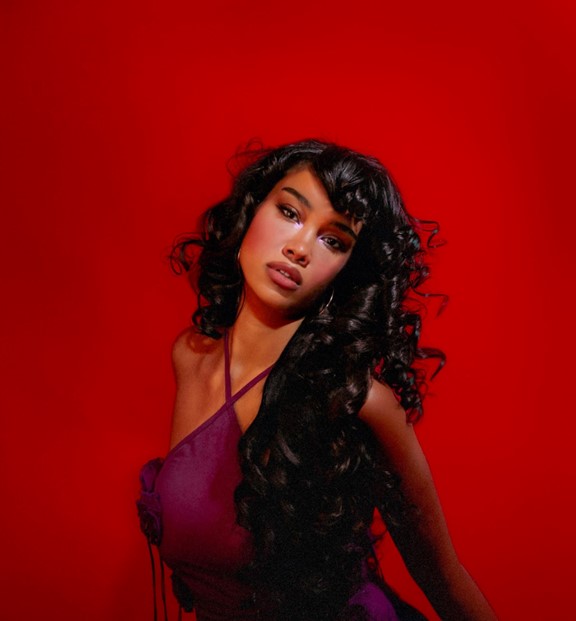 Read more about the article Amber Mark shares seductive new single ‘Let Me Love You’