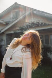 Read more about the article TRACK BY TRACK: Strangest Feeling by Bonniesongs
