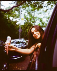 Read more about the article Annabelle Chairlegs shares new single & video ‘Ice Cream On The Beach’