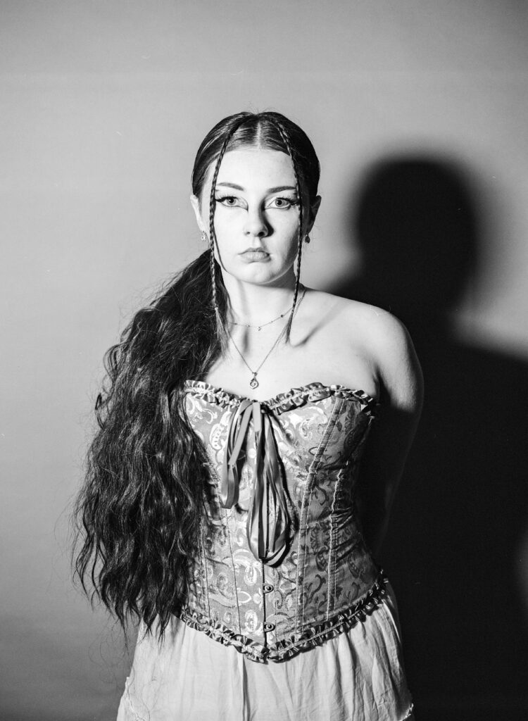 Toria releases powerful single ‘Flashing of Light’