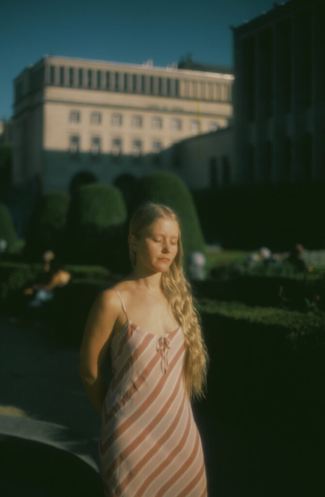 Alice Phoebe Lou examines love’s illusions on new single ‘Darling’