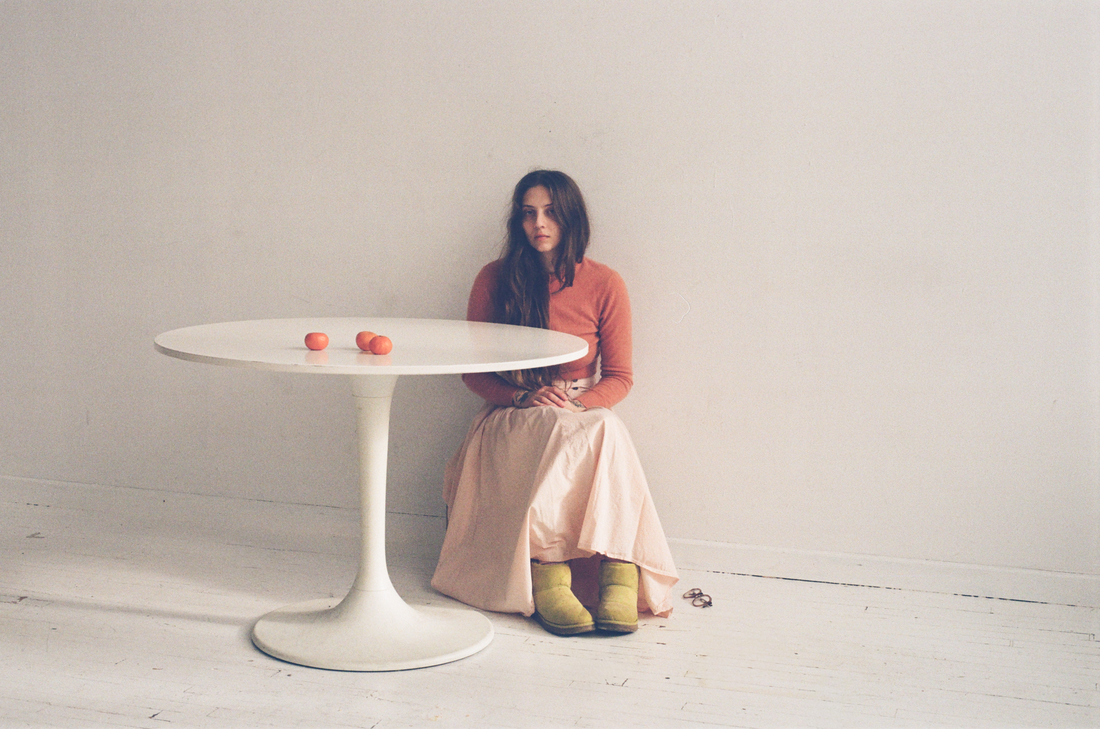 Read more about the article runo plum shares new single/video ‘Halfway Up The Lawn’
