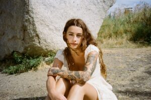 Read more about the article Eleni Drake shares new single ‘Half Alive’