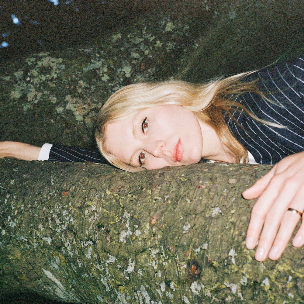 You are currently viewing Alice Costelloe announces debut album Move On With The Year alongside the title track