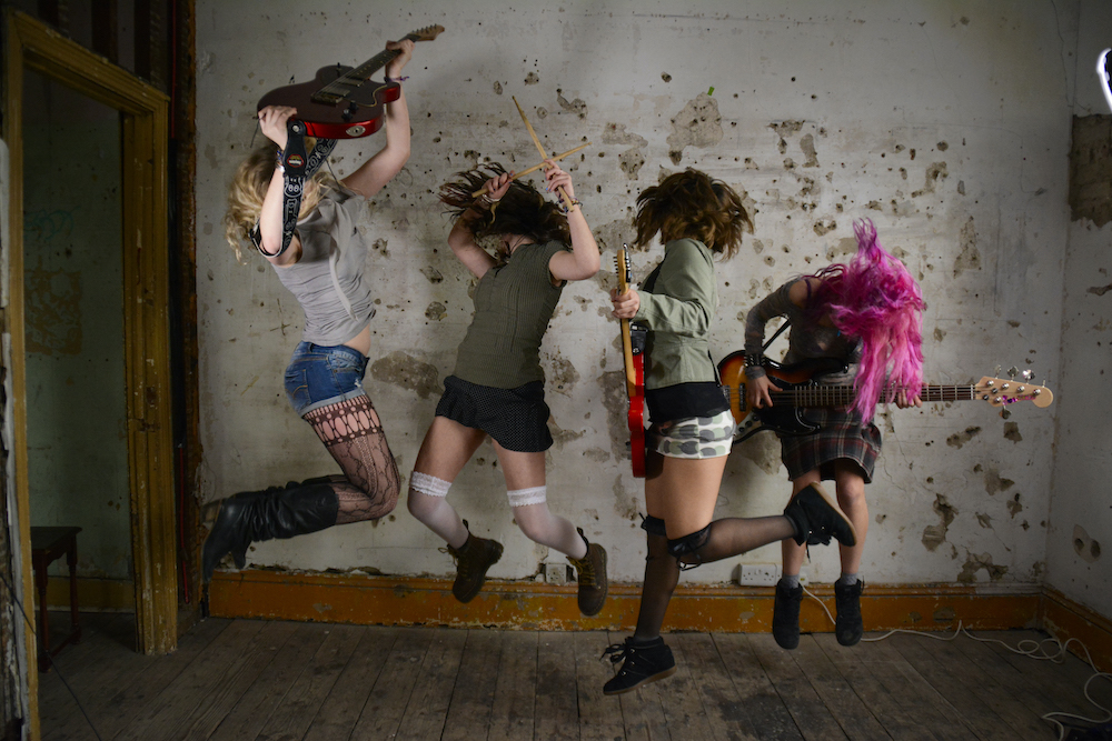 Read more about the article Red Ivory announce EP and share first single ‘Crashing Down’