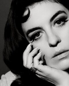 Read more about the article Madeleine Rose Witney releases her new single ‘Struttin’ & announces debut EP