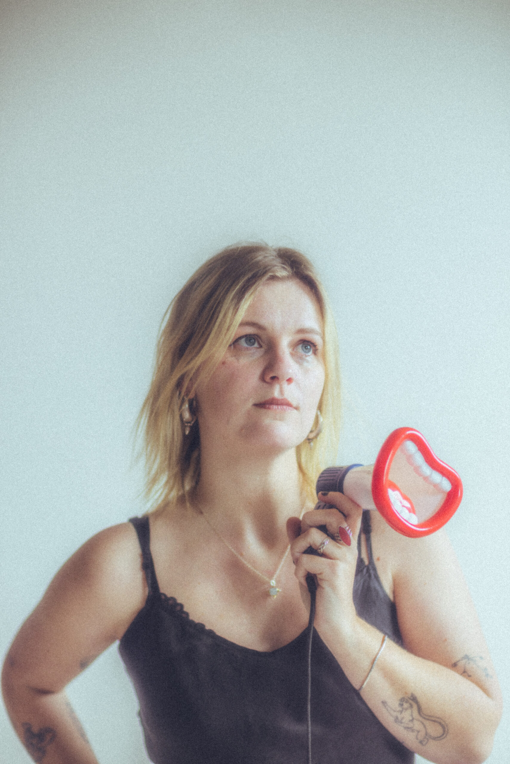 Read more about the article Romanie shares defiant new single ‘I Won’t Yell’