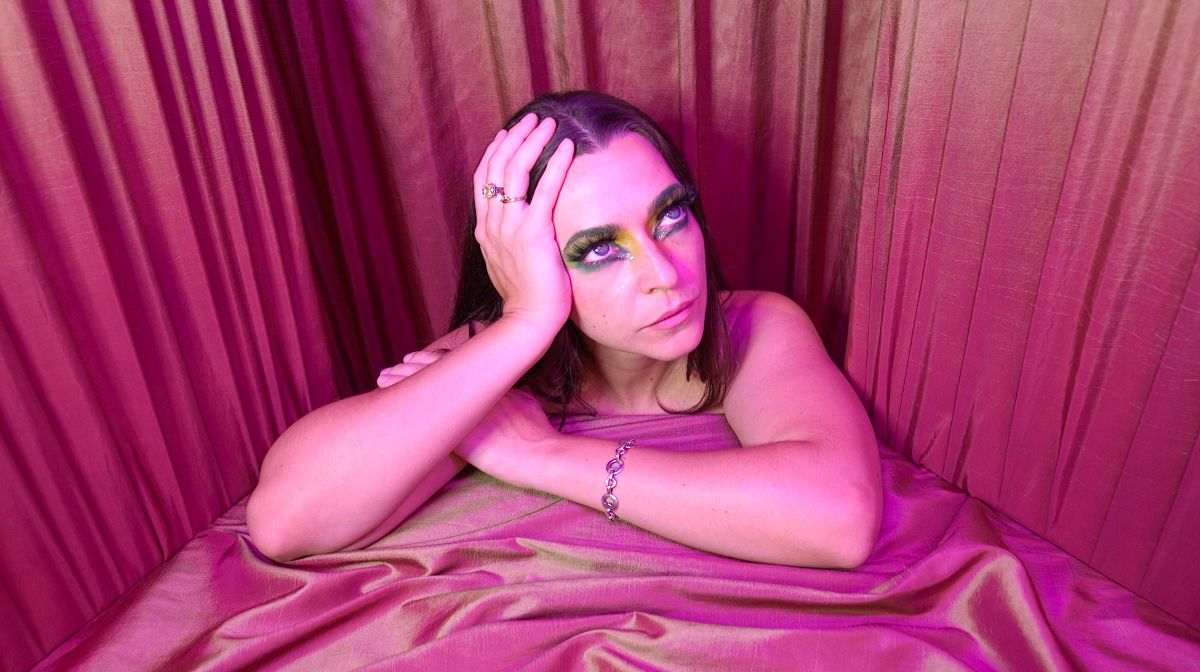 Read more about the article Annabelle Chairlegs shares third single ‘Heavy Sleeper’