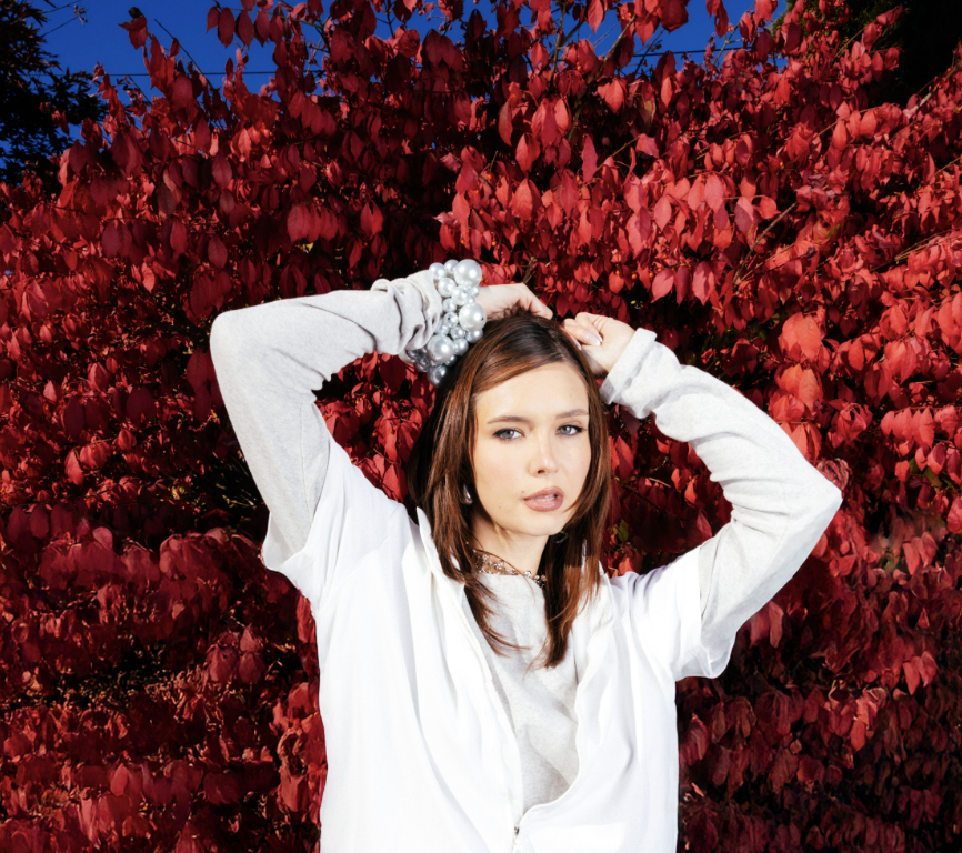 Read more about the article Katie Tupper pens a platonic love song on new single ‘Safe Ground’