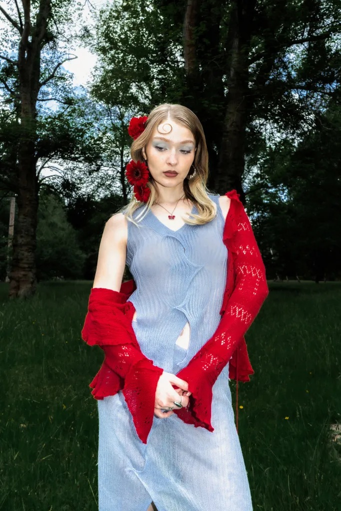 Read more about the article Ivana June drifts between tenderness and tension on ‘Peppermint Tea’