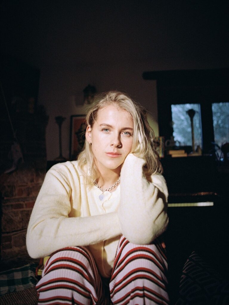 Mathilda Homer returns with new single ‘Pretty In Blue’