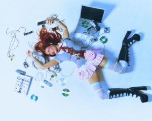 Read more about the article Cherry Bomb throws a champagne-soaked Y2K party on ‘Digital Girl’