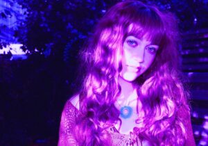 Read more about the article Bee Bran shares the majestically colourful ‘Oh Mother’