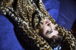 Read more about the article Rosa Walton releases new single/video, ‘Halfway Round The World’