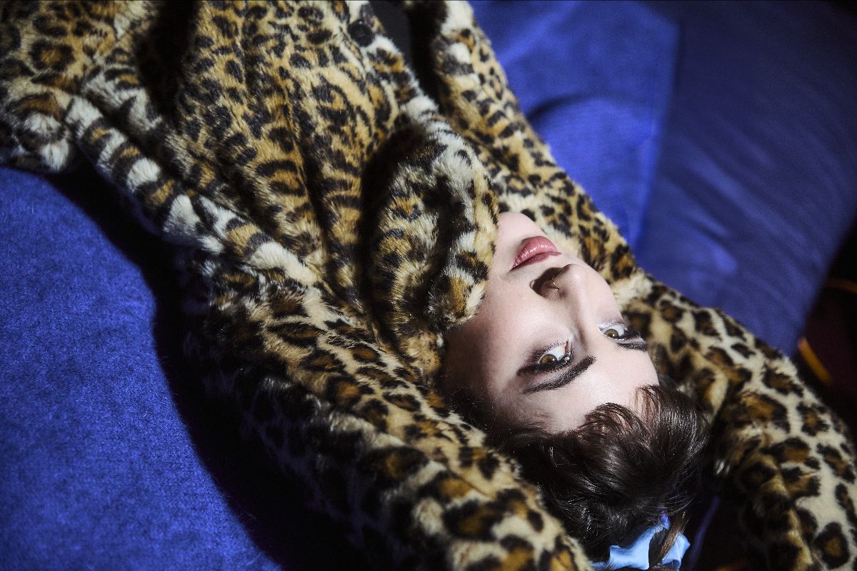 Read more about the article Rosa Walton releases new single/video, ‘Halfway Round The World’