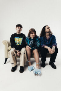 Read more about the article Gen and the Degenerates shares bi-affirming single ‘Favourite Jumper’