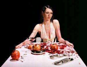 Read more about the article Nieve Ella bares her teeth on new single & video ‘Bite Back’