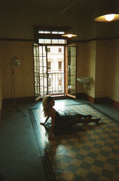 Read more about the article Asha Ryder West returns with ethereal new single ‘Desires’
