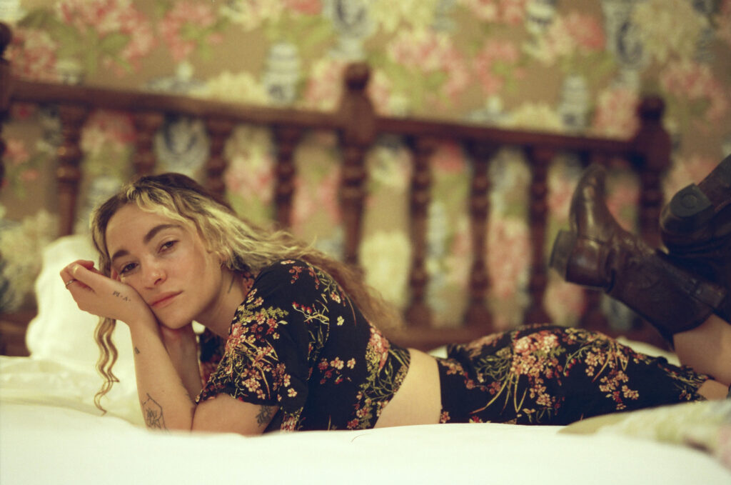 néomí announces new EP with swirling single ‘Close’