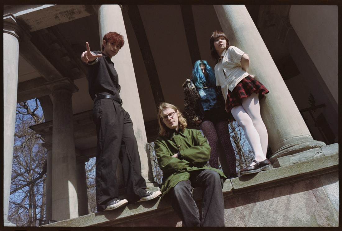Read more about the article Clutter embrace retro-futurism on playful new single ‘Robot’