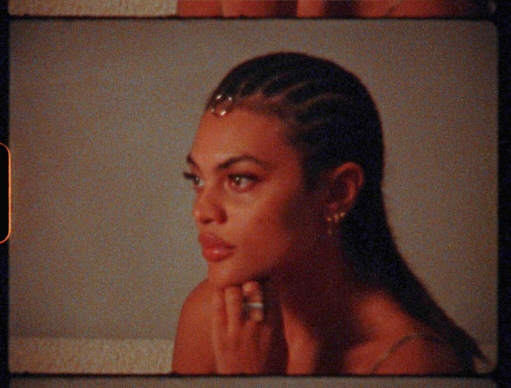 Estère gets into the groove on ‘Corduroy Jeans’